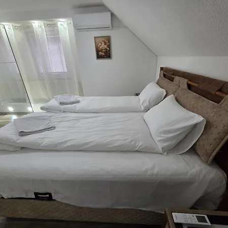 New Luxury In Center Apartment *